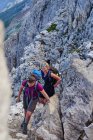 Grupo de mujeres subiendo la montaña sonriendo, Austria - foto de stock