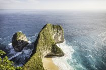 Vista ad alto angolo di formazione rocciosa e mare, Peluwang, Costa Sud, Nusa Penida, Indonesia — Foto stock