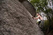 Escalador de rocas escalando roca - foto de stock