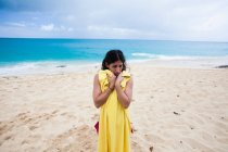 Жінка тримає жовтий рушник на пляжі, Санкт-Мартен, Нідерланди — стокове фото