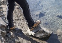 Homem adulto médio em pé ao lado do lago Morasco, Morasco, Val Formazza, Piemonte, Itália — Fotografia de Stock