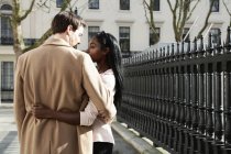 Paar steht auf der Straße, von Angesicht zu Angesicht, umarmt sich — Stockfoto
