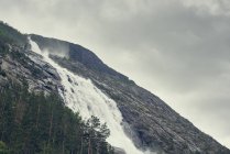 Вид с низкого угла на Langfoss, Этне, Норвегия — стоковое фото