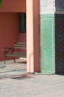 Vista della panchina vicino alla casa, Marrakech, Marocco — Foto stock