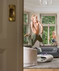 Jungen im Wohnzimmer springen in der Luft — Stockfoto