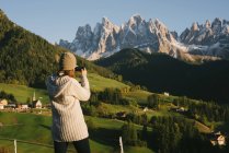 Женщина, фотографирующая, Санта-Маддалена, Доломитные Альпы, Валь-ди-Фунес (Долина Фунес), Южный Тироль, Италия — стоковое фото