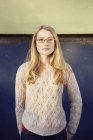 Retrato de mujer joven al aire libre, pelo largo y rubio y gafas - foto de stock