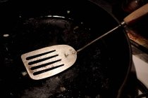 Вид сверху на лопатку в пустой сковороде — стоковое фото