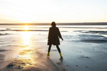 Femme profitant de la plage au coucher du soleil — Photo de stock