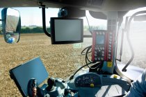 Trator de condução do agricultor usando o sistema de posicionamento global — Fotografia de Stock