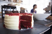 Gâteau de velours rouge sur le comptoir du café, gros plan — Photo de stock