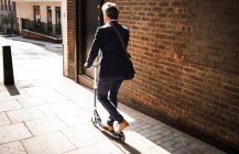 Homme d'affaires en scooter, Londres, Royaume-Uni — Photo de stock