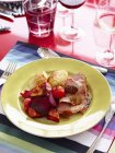 Жареный барашек и утка с картошкой на тарелке — стоковое фото