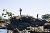 Casal explorando em rochas, perto de Victoria Falls, Zâmbia — Fotografia de Stock