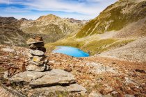Stack of rocks, elevated view of lake in mountains — Stock Photo