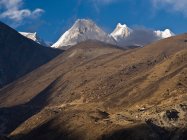 Montagnes enneigées avec vue sur la vallée — Photo de stock