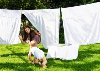 Mère et fils jouant dans la blanchisserie — Photo de stock
