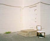 Chaise vide à l'extérieur porte fermée — Photo de stock