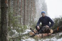 Logger taking break on logs, Tammela, Forssa, Finlândia — Fotografia de Stock