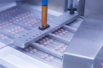 Nahaufnahme von silbernen medizinischen Fertigungsmaschinen, pharmazeutischem Konzept — Stockfoto