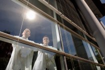 Médicos em pé na janela do escritório — Fotografia de Stock