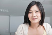 Retrato de mujer asiática mirando a la cámara - foto de stock