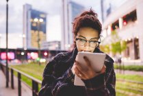 Женщина в городской зоне с цифровым планшетом, Милан, Италия — стоковое фото