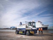 Trasporto container camionisti e navi in porto — Foto stock