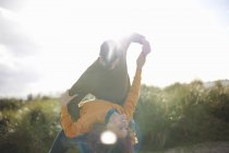 Casal dançando na duna de areia gramada — Fotografia de Stock