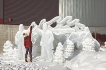 Vista posteriore della donna toccare scultura di ghiaccio — Foto stock