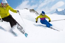 Skieurs sur piste enneigée — Photo de stock