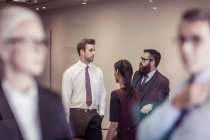 Бизнесмены и мужчины общаются в зале заседаний — стоковое фото