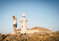 Frau am Leuchtturm Punta Nati, Ciutadella, Menorca, Spanien — Stockfoto