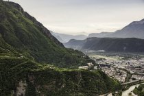 Vista elevata della città in montagne ricoperte di verde — Foto stock