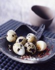 Uova di quaglia con sale e grani di pepe rosso — Foto stock