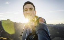 Randonneur prenant selfie dans les montagnes par temps ensoleillé, Kleinwalsertal, Autriche — Photo de stock