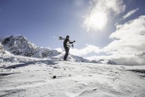 Hombre adulto de pie en la cima de la montaña con esquís, Corvatsch, Suiza - foto de stock