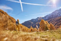 Woman hiking, rear view, low angle view, Schnalstal, South Tyrol, Itália — Fotografia de Stock
