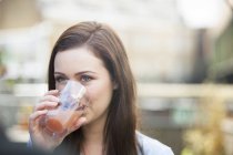 Retrato de mulher bebendo suco — Fotografia de Stock