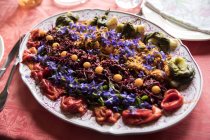Cierre de ensalada de verduras en bandeja de servir en la mesa - foto de stock