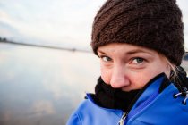 Portrait de Femme sur la plage en hiver — Photo de stock