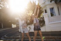 Teenager-Mädchen machen Selfies auf der Straße, Kapstadt, Südafrika — Stockfoto