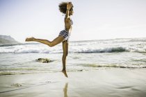 Mujer Saltando en la playa - foto de stock