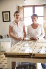 Retrato de dos mujeres en taller de jabón hecho a mano - foto de stock