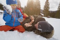 Pai e filhos tendo luta bola de neve no inverno, Elmau, Baviera, Alemanha — Fotografia de Stock