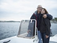 Couple d'âge moyen sur bateau à moteur — Photo de stock