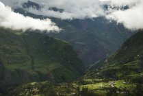 Basse nuvole sulle montagne e sulla valle — Foto stock