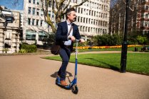Uomo d'affari in scooter, Londra, Regno Unito — Foto stock