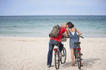 Paar auf Fahrrädern am Strand, Mallorca, Spanien — Stockfoto