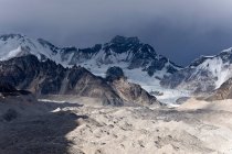 Снежные горы с видом на пыльную долину — стоковое фото
